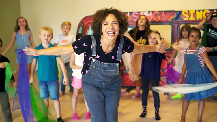 Carmen Lopes Sway – Busfahrt mit de Tante Carmen