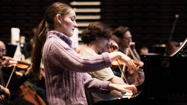 Weltstar Alma Deutscher am Piano in Hinwil